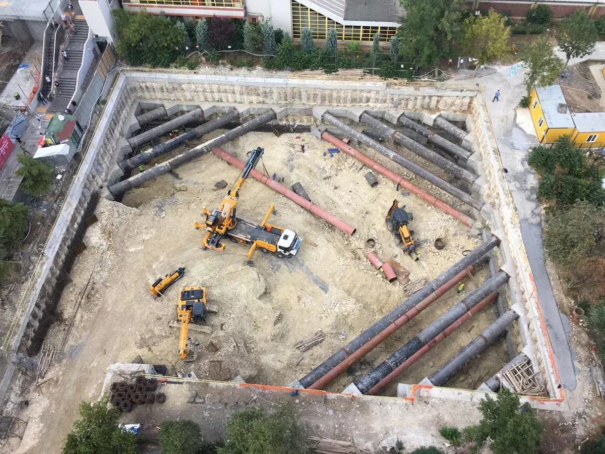 Bakırköy, Ataköy Metro Durağı Çıkışı Zemin Altı Otopark İnşaatı saha çalışması